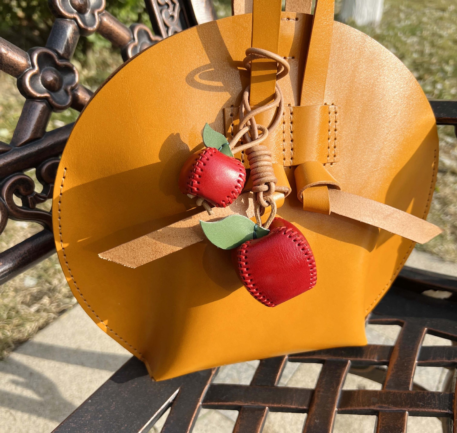 High-quality hand-sewn pear apple leather pendant bag bag ornament bag pendant car hanging handmade DIY kit 